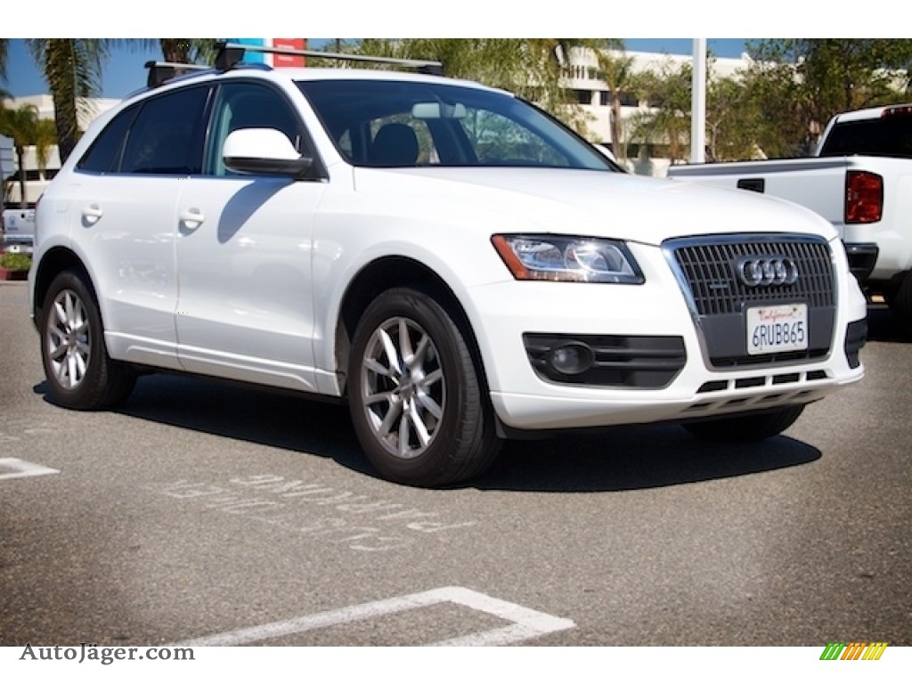 Ibis White / Black Audi Q5 2.0T quattro