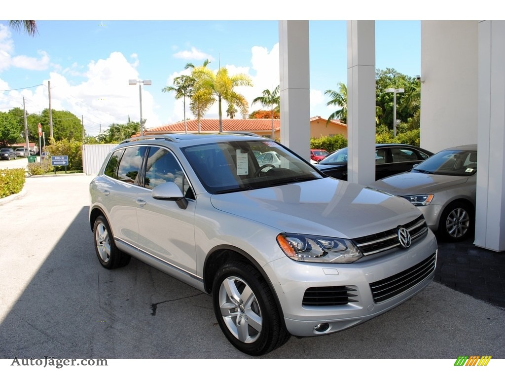 2014 Touareg V6 Lux 4Motion - Cool Silver Metallic / Black Anthracite photo #1