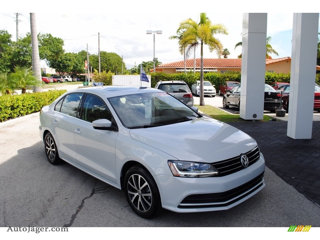 White Silver / Titan Black Volkswagen Jetta SE