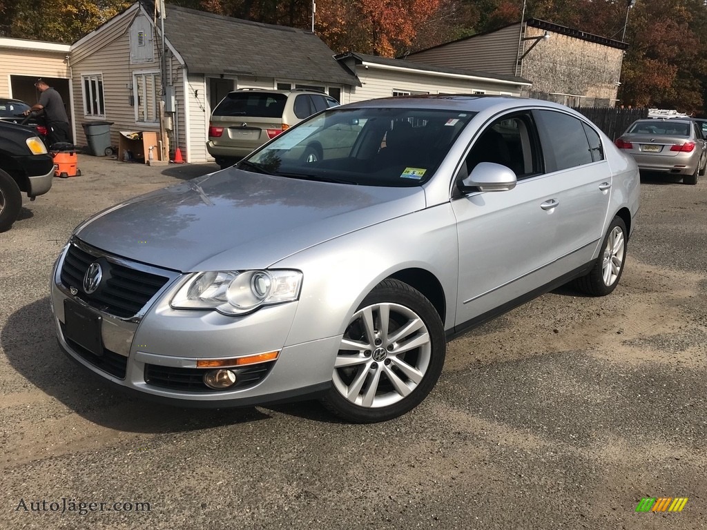 Reflex Silver Metallic / Classic Grey Volkswagen Passat Komfort Sedan