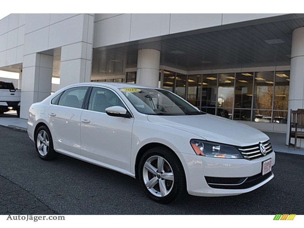 Candy White / Titan Black Volkswagen Passat 2.5L SE