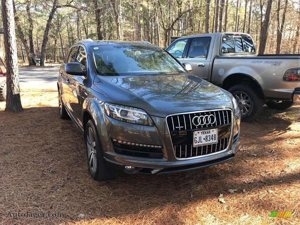 Graphite Gray Metallic / Limestone Gray Audi Q7 3.0 Premium Plus quattro