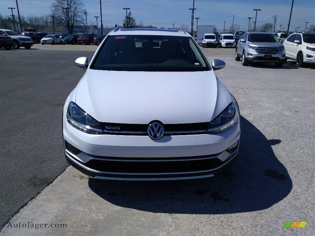 Pure White / Beige Volkswagen Golf Alltrack SE 4Motion