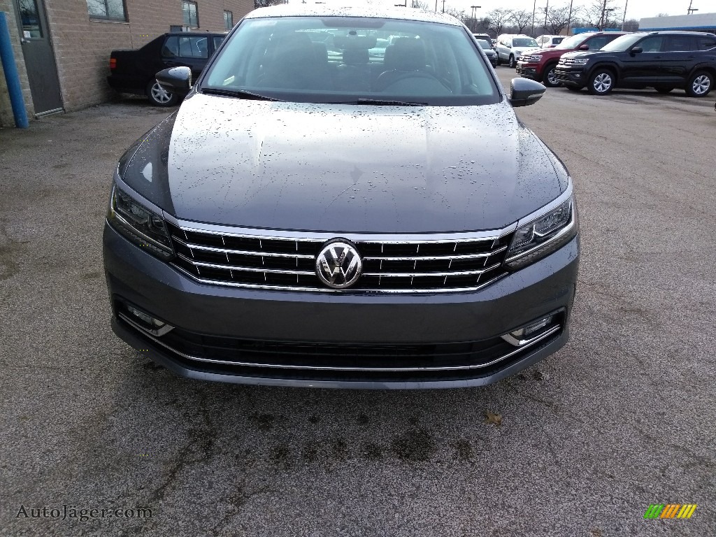 Platinum Gray Metallic / Titan Black Volkswagen Passat SE