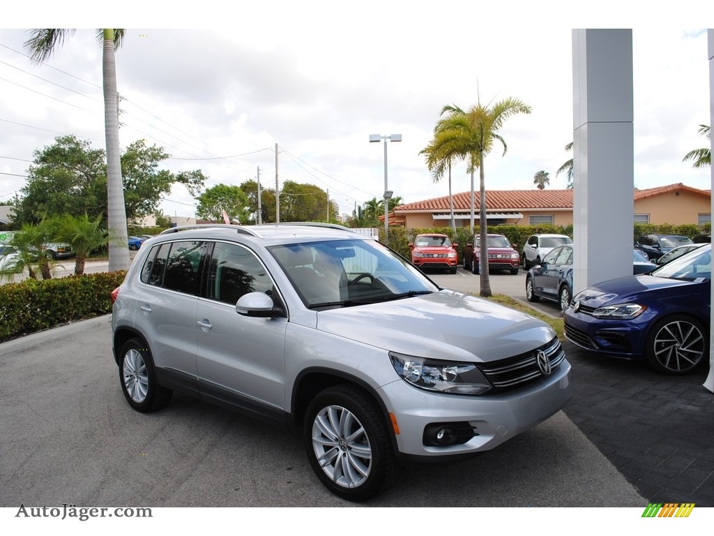 Reflex Silver Metallic / Black Volkswagen Tiguan SE