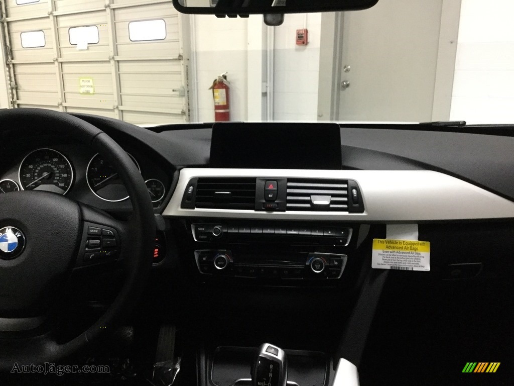 2018 3 Series 320i xDrive Sedan - Alpine White / Black photo #20