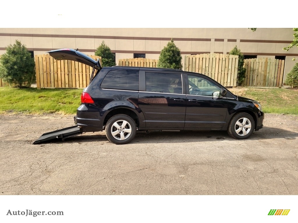 Nocturne Black Metallic / Sierra Stone Volkswagen Routan SE