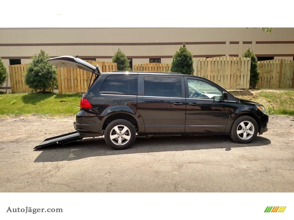 Nocturne Black Metallic / Aero Gray Volkswagen Routan SE