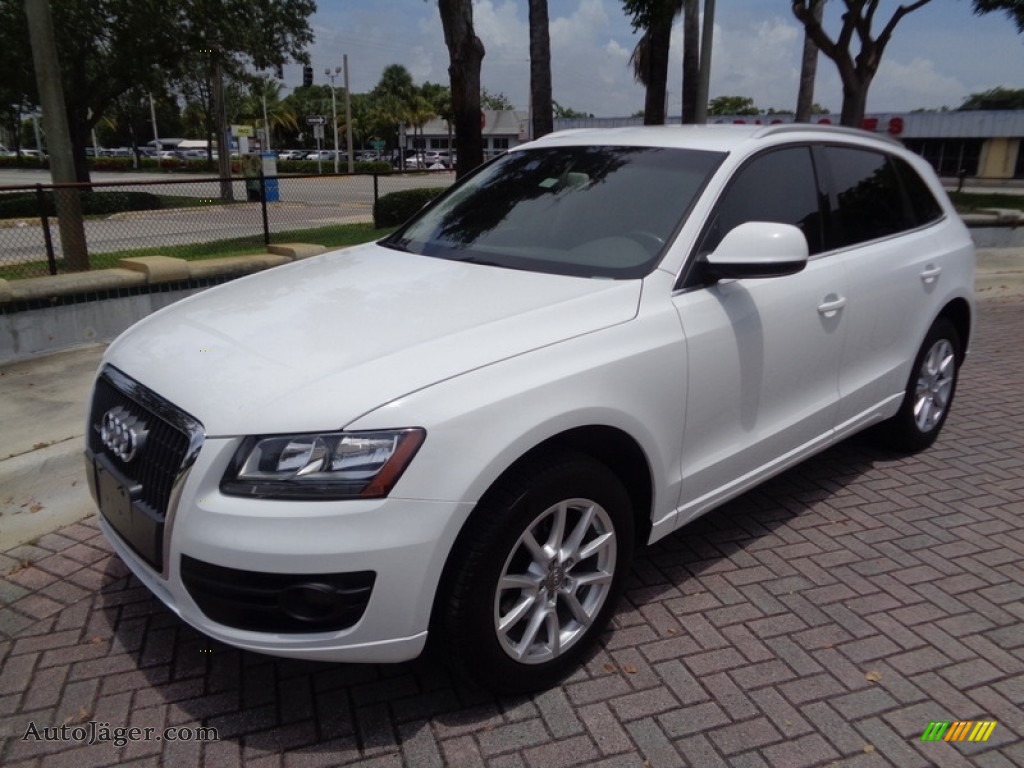 Ibis White / Black Audi Q5 2.0T quattro