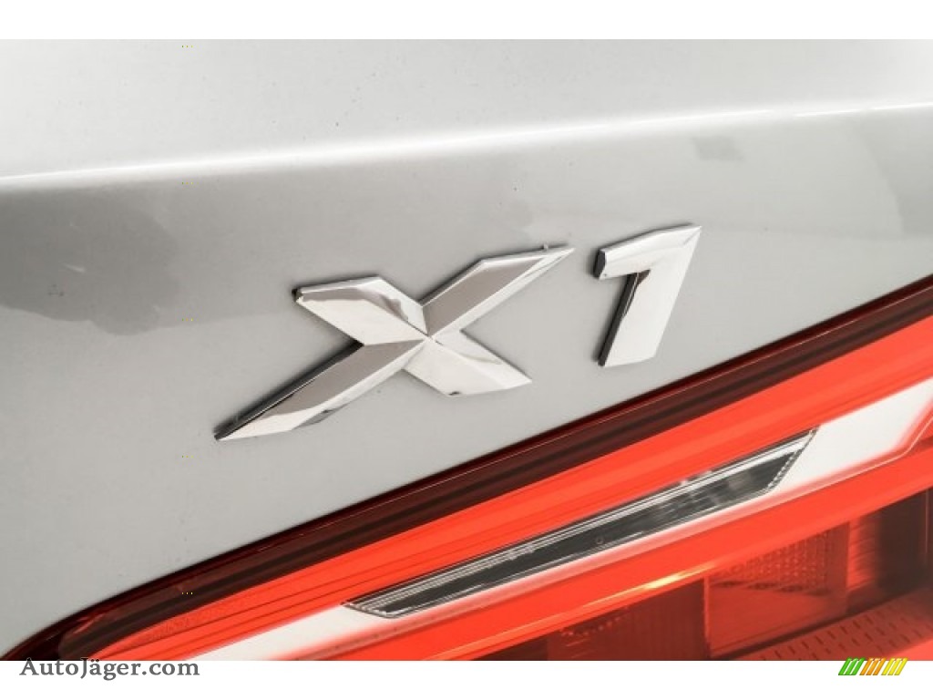 2016 X1 xDrive28i - Glacier Silver Metallic / Black photo #7