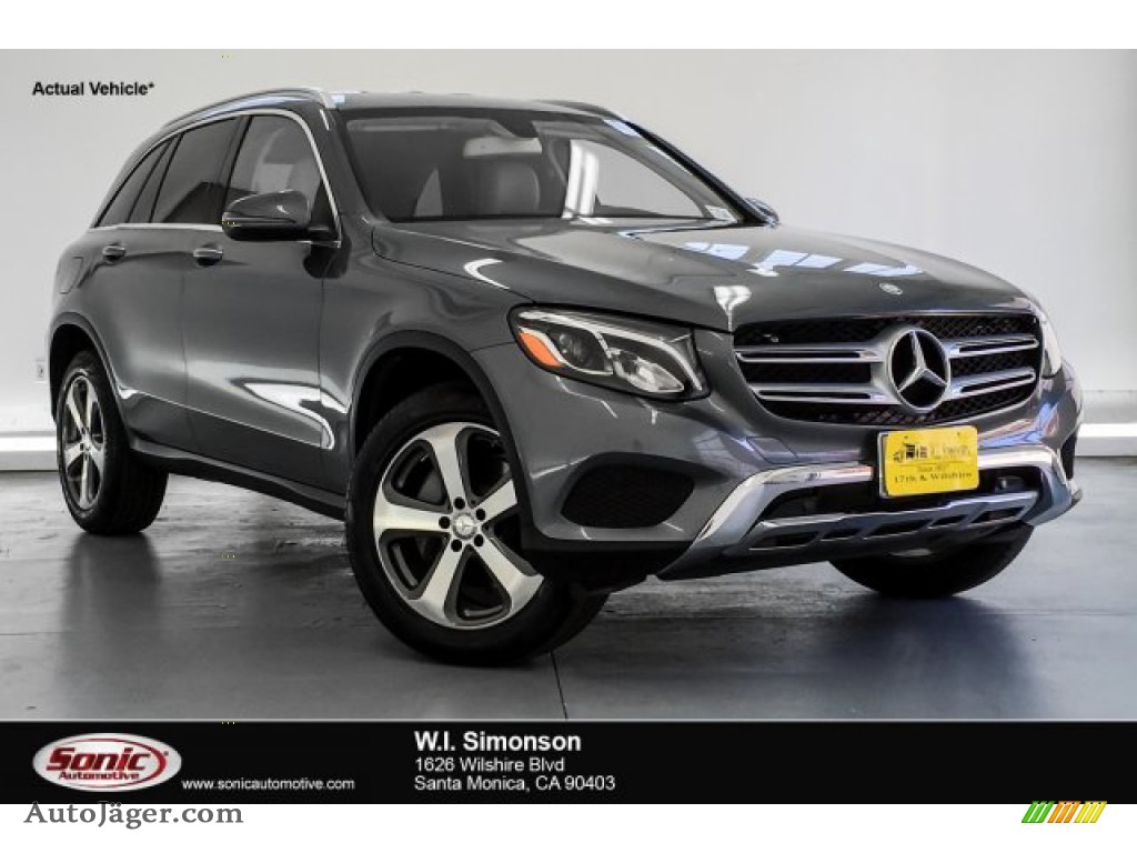 Selenite Grey Metallic / Silk Beige/Black Mercedes-Benz GLC 300