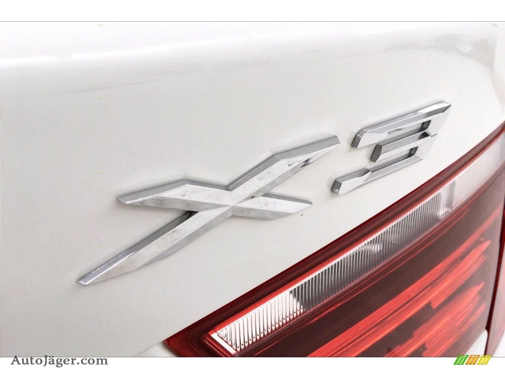 2017 X3 xDrive28i - Alpine White / Ivory White w/Red contrast stitching photo #7