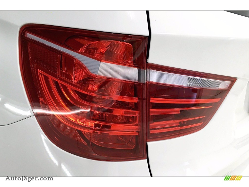 2017 X3 xDrive28i - Alpine White / Ivory White w/Red contrast stitching photo #27