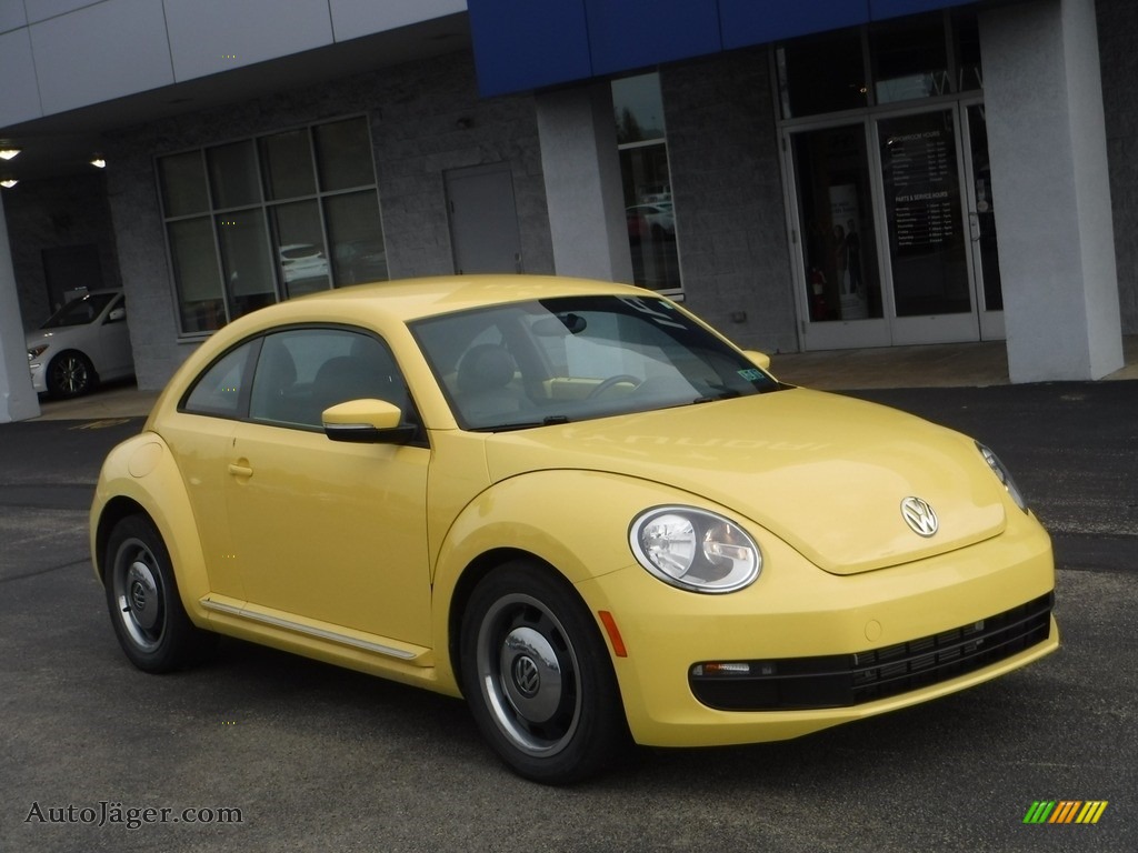 Saturn Yellow / Titan Black Volkswagen Beetle 2.5L