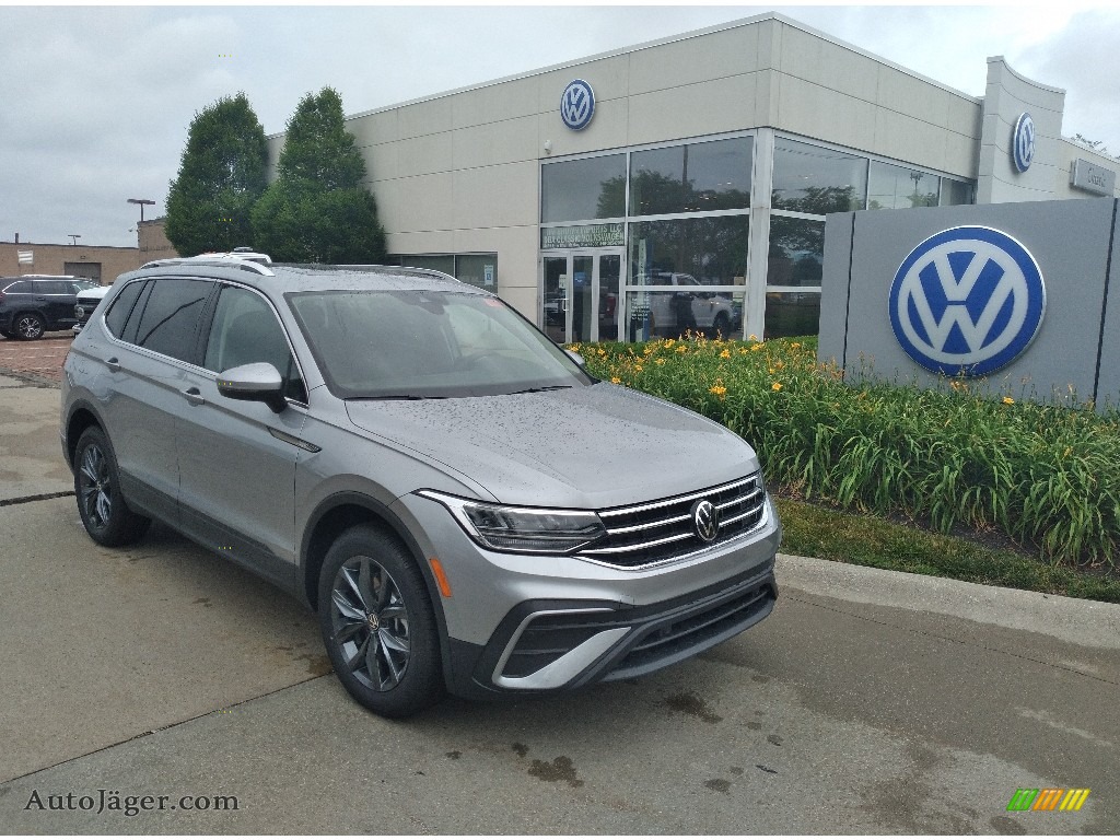 2022 Tiguan SE 4Motion - Pyrite Silver Metallic / Titan Black photo #1