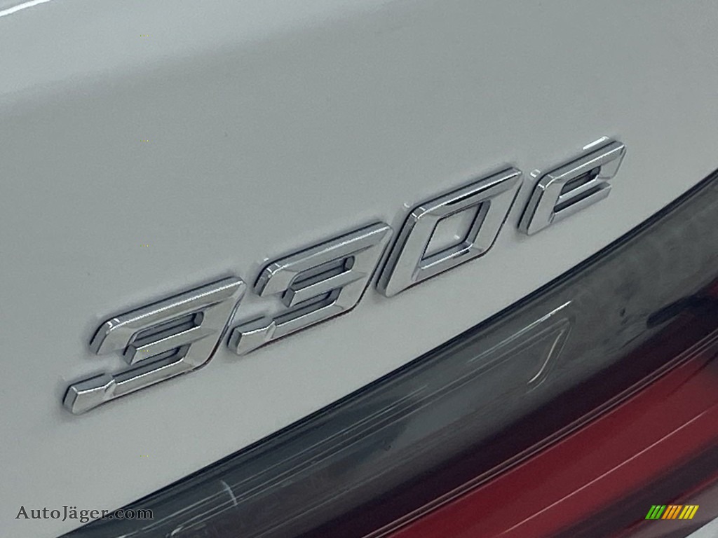 2023 3 Series 330e Sedan - Alpine White / Black photo #6