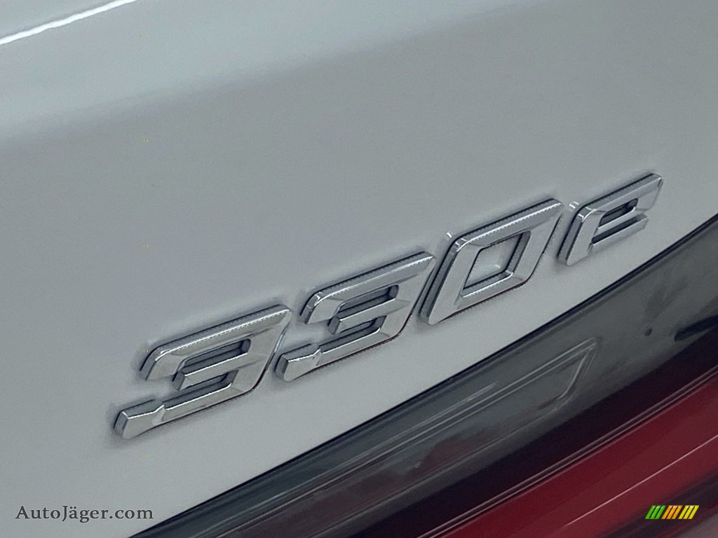 2023 3 Series 330e Sedan - Alpine White / Tacora Red photo #8