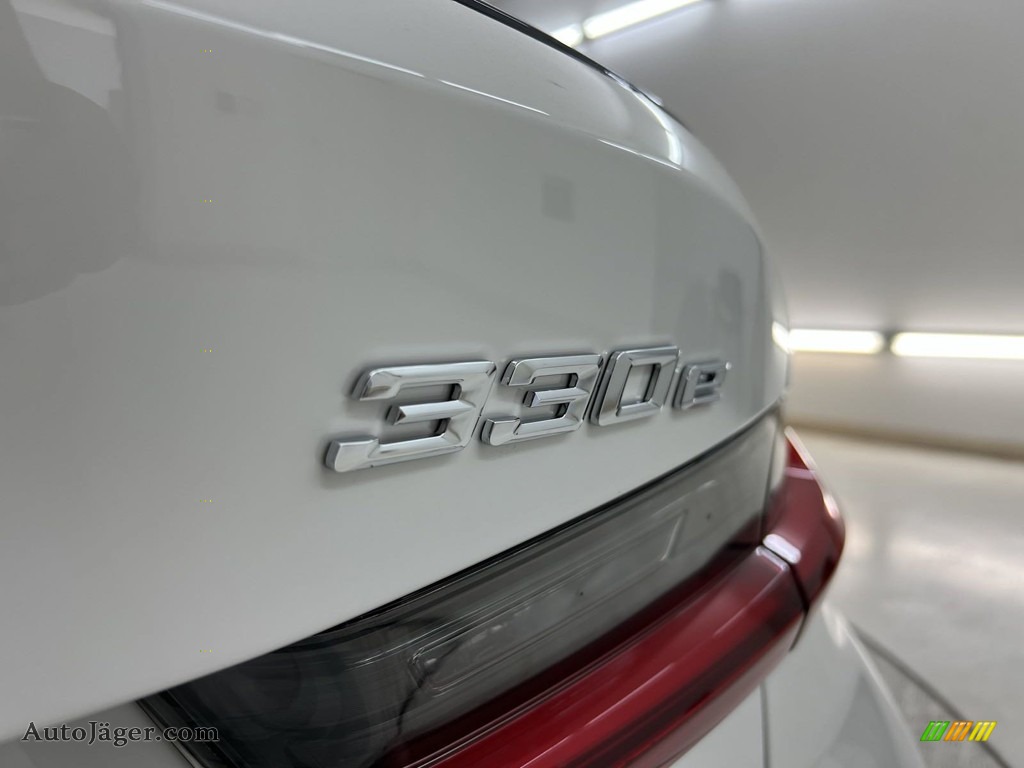 2023 3 Series 330e Sedan - Alpine White / Tacora Red photo #13