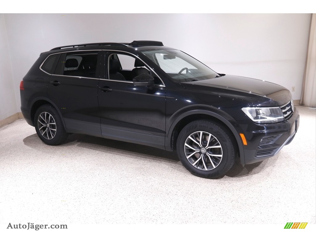 Deep Black Pearl / Titan Black Volkswagen Tiguan SE 4MOTION