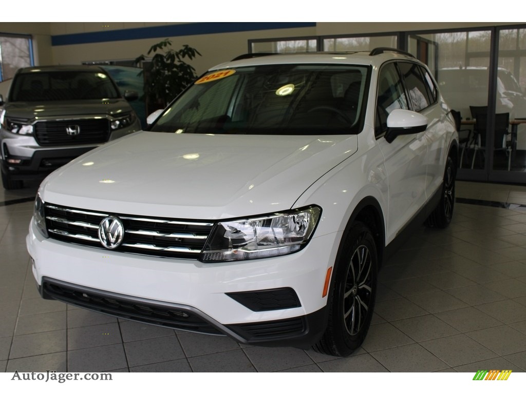 Pure White / Titan Black Volkswagen Tiguan SE 4Motion