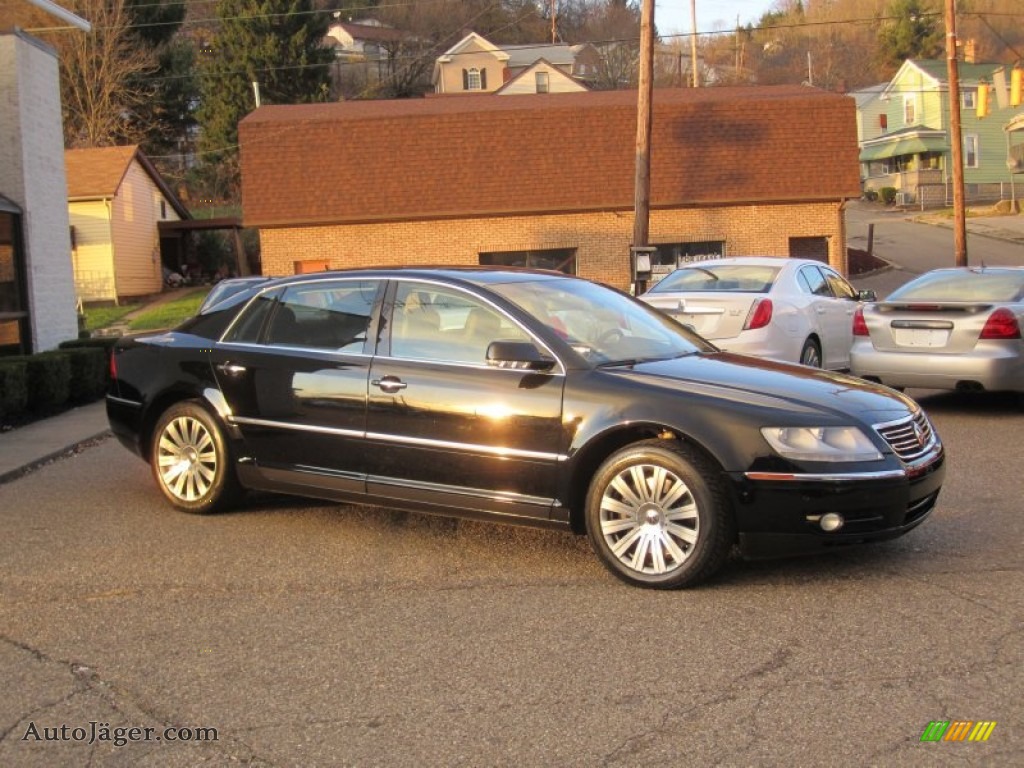 2005-volkswagen-phaeton-v8-4motion-sedan-in-black-klavierlack-000289