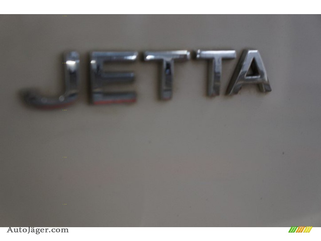 2005 Jetta 2.5 Sedan - Campanella White / Pure Beige photo #61